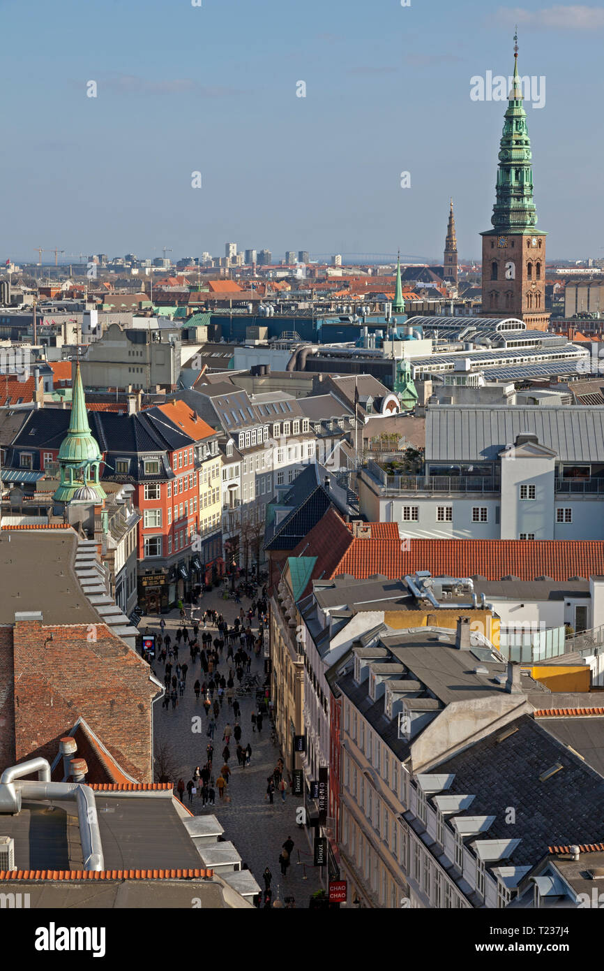 Kopenhagen Skyline, Dächer, Dachterrassen, Dachgärten und Blick auf die Straße Købmagergade und Nikolaj Kirche Turm im Zentrum von Kopenhagen, Dänemark Stockfoto