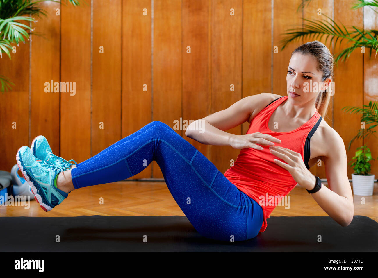 Frau training Bauchmuskeln auf hoher Intensität - Intervall Training zu Hause. Stockfoto