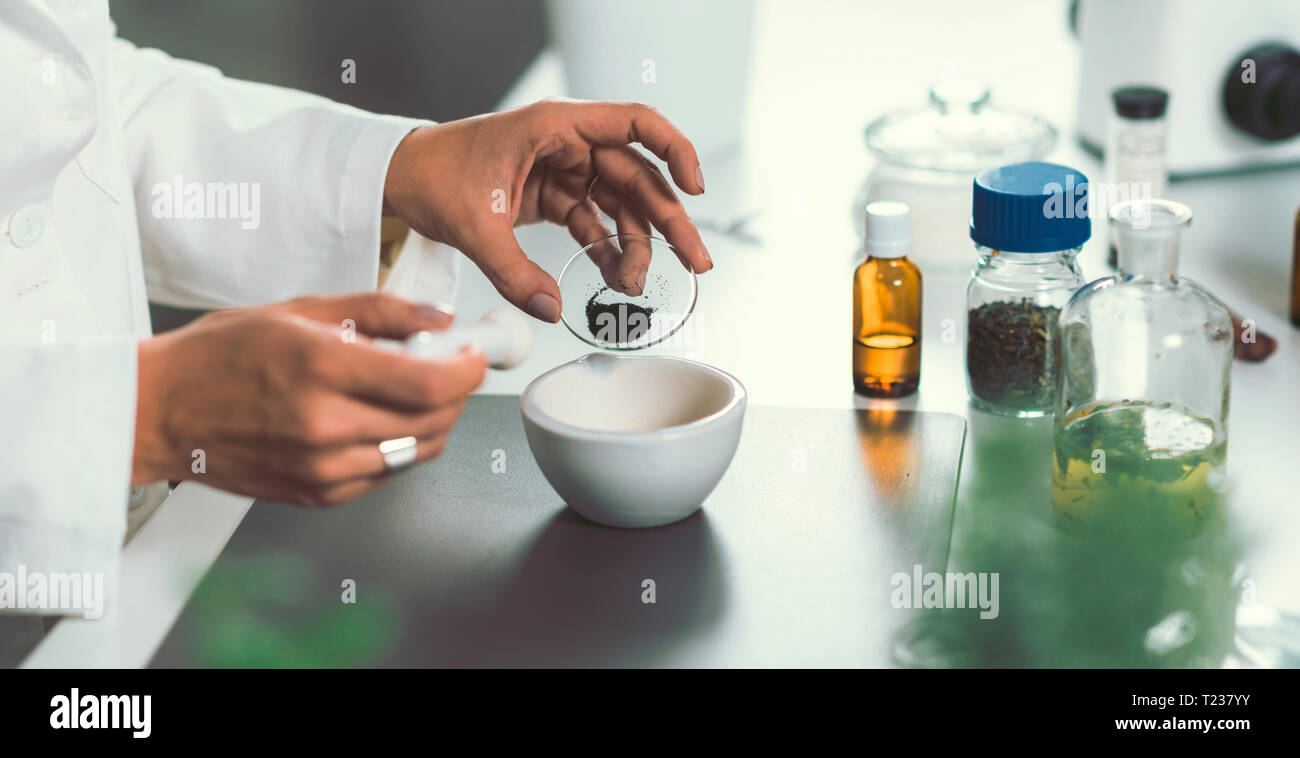 Homöopathische Globuli in kleinen Flaschen mit Minze, Homöopathie Konzept. Stockfoto