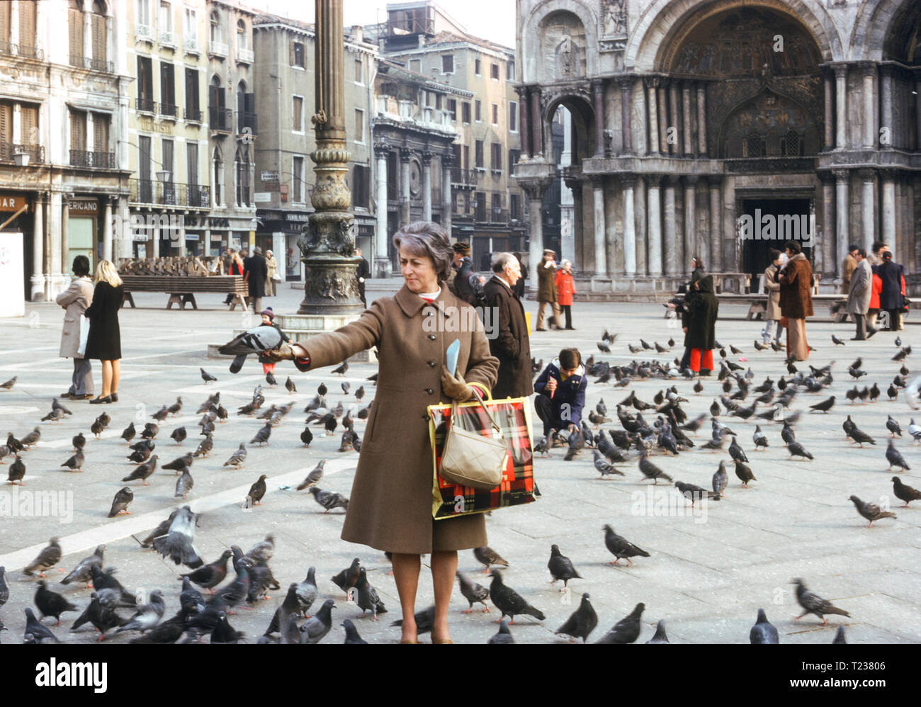 54 Jahre alte Frau Touristen füttert die Tauben , Venedig Italien, 70er Jahre Stockfoto