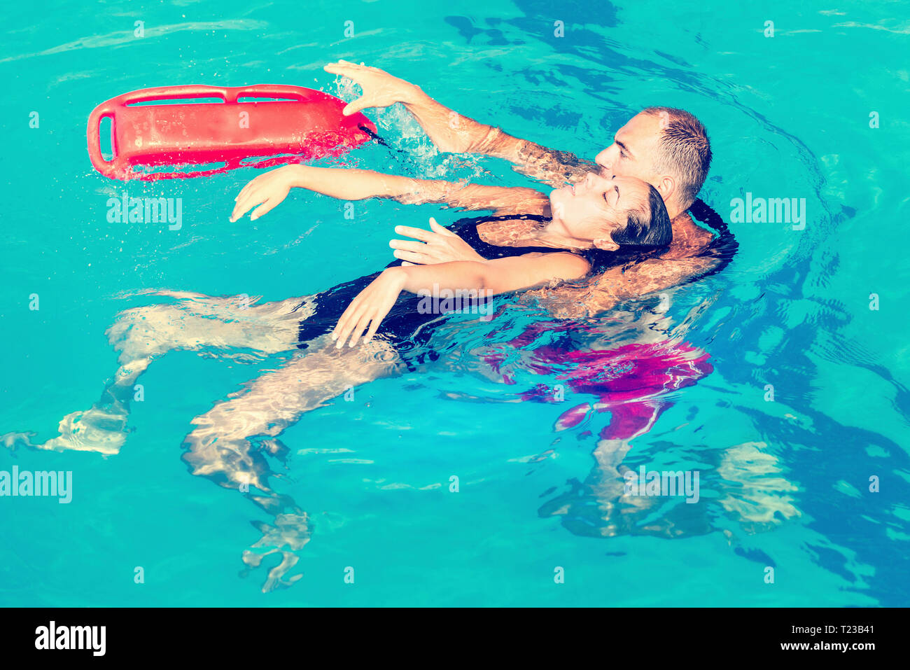Rettungsschwimmer Rettung junge Frau. Getönten Bild. Stockfoto