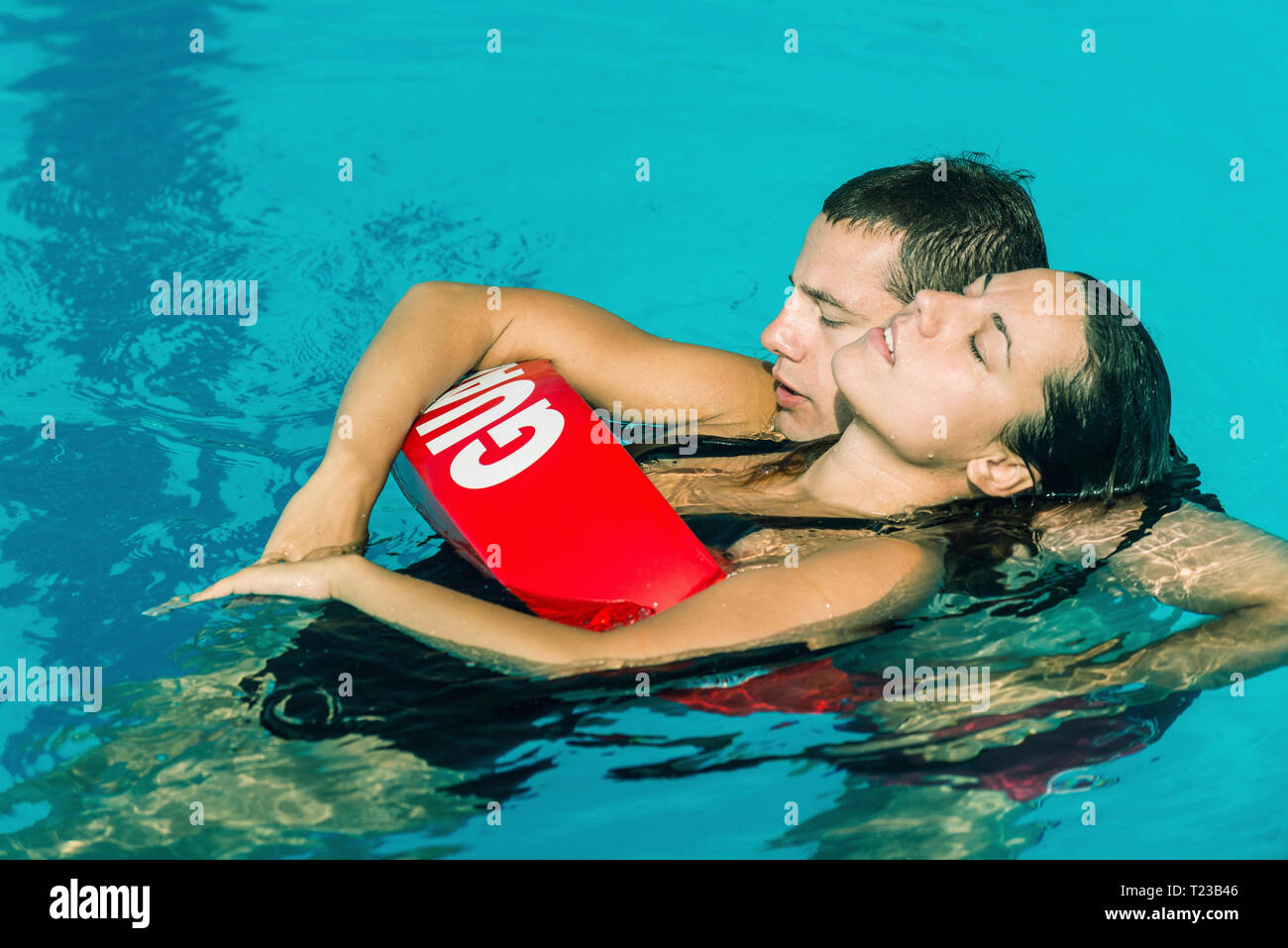 Rettungsschwimmer Rettung Frau. Getönten Bild. Stockfoto