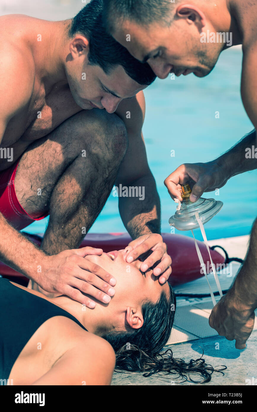 Rettungsschwimmer üben HLW, Kontrolle der Frau Luftweg. Getönten Bild. Stockfoto