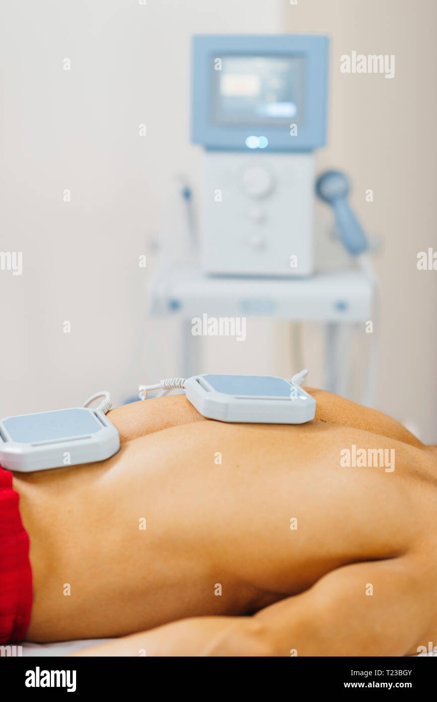 Magnettherapie. Magnete auf der Patienten zurück. Stockfoto