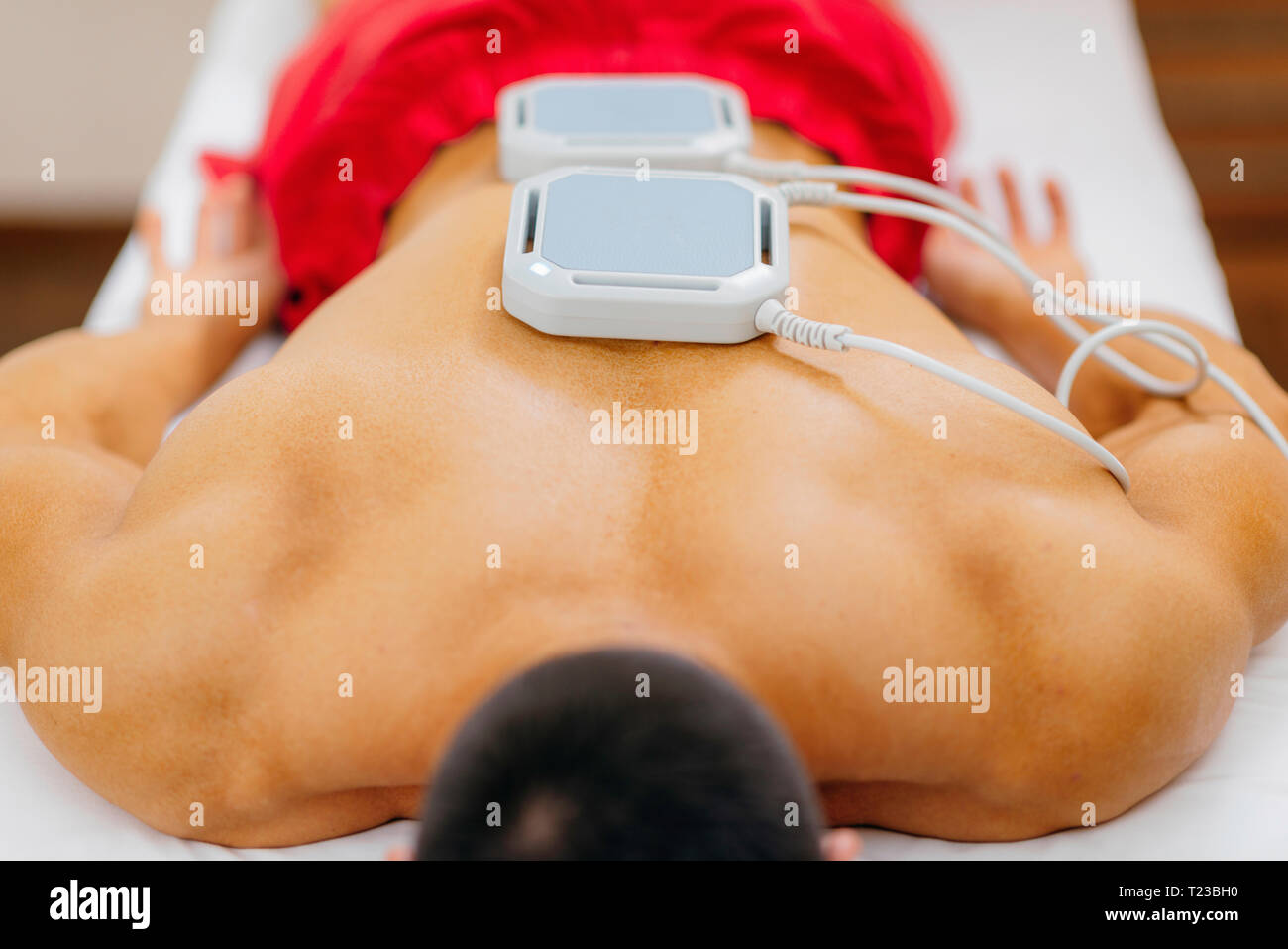 Magnettherapie. Magnete auf der Patienten zurück. Stockfoto