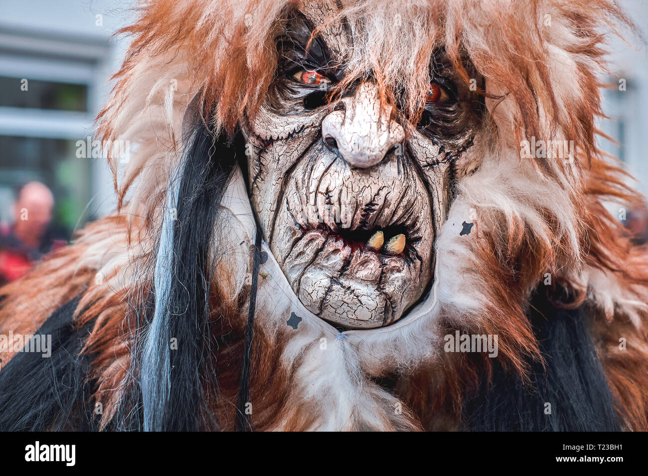 Karneval Monster mit schiefen Mund und schlechte Zähne. Straßenkarneval im  südlichen Deutschland - Schwarzwald Stockfotografie - Alamy