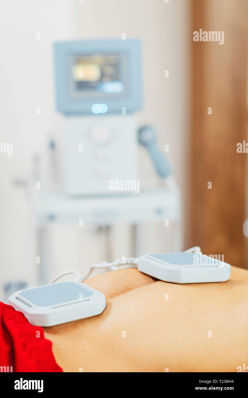 Magnettherapie. Magnete auf der Patienten zurück. Stockfoto