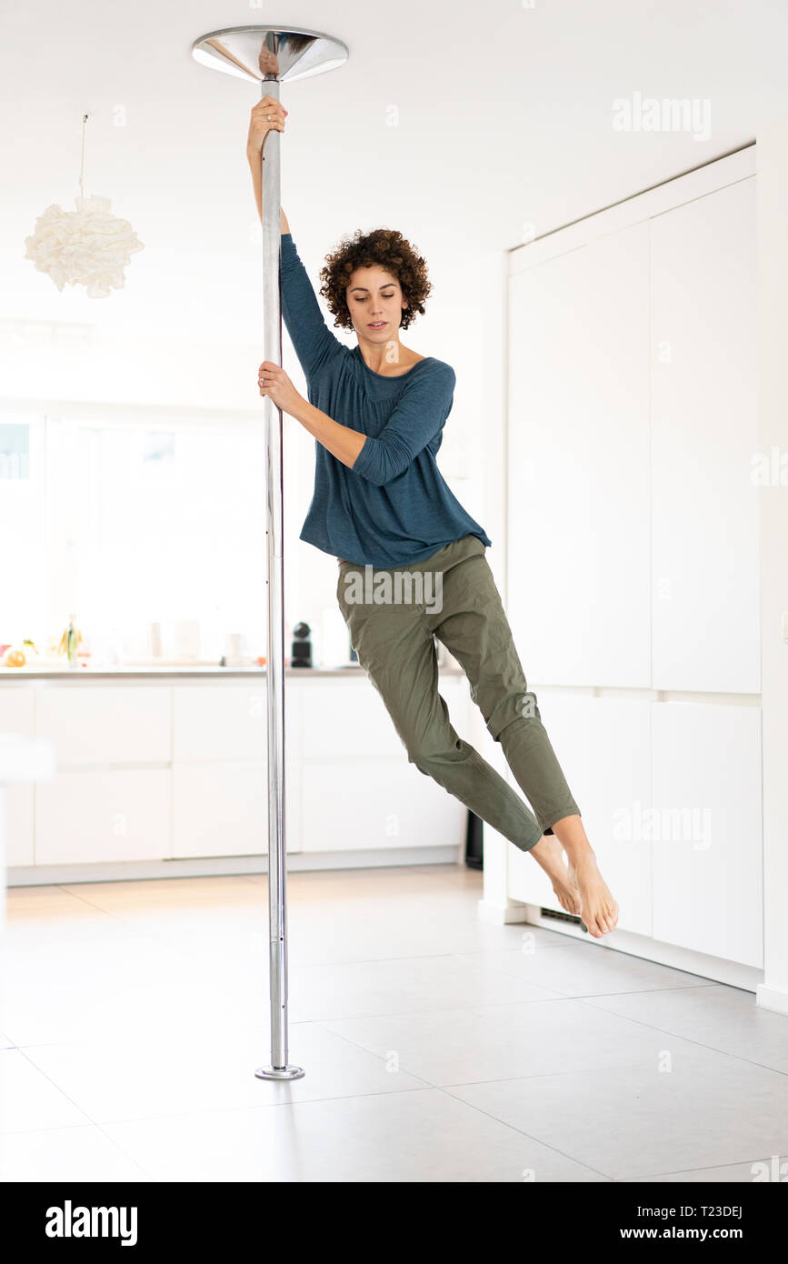 Frau tun Pole Dance zu Hause Stockfoto