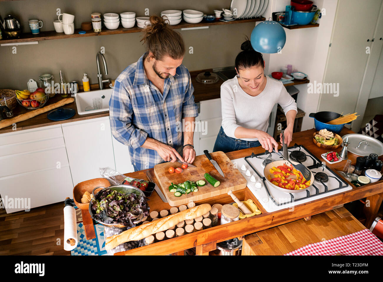 Junges Paar essen zusammen vorbereiten, Weinprobe, Spaghetti Stockfoto