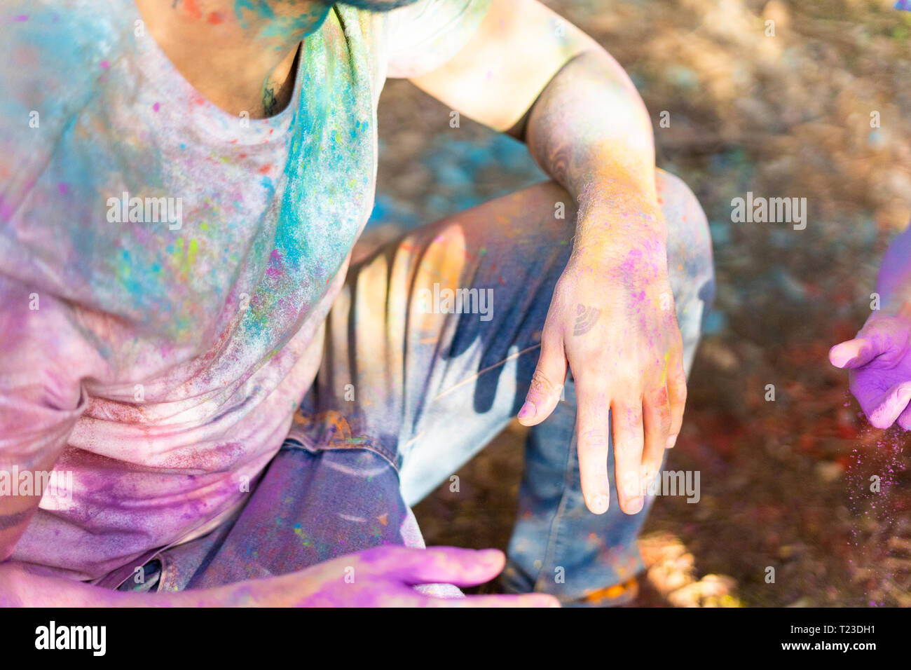 Die Menschen feiern Holi, Festival der Farben Stockfoto