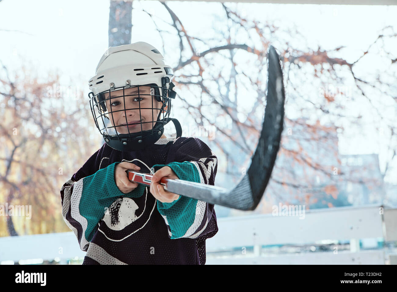 Porträt eines Jungen in Eishockey Gang Stockfoto