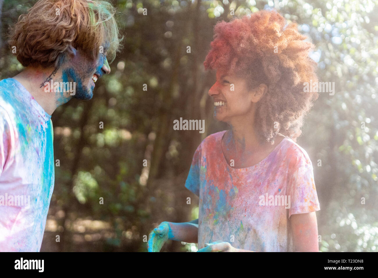 Glückliches Paar feiern Holi Festival. Festival der Farben Stockfoto