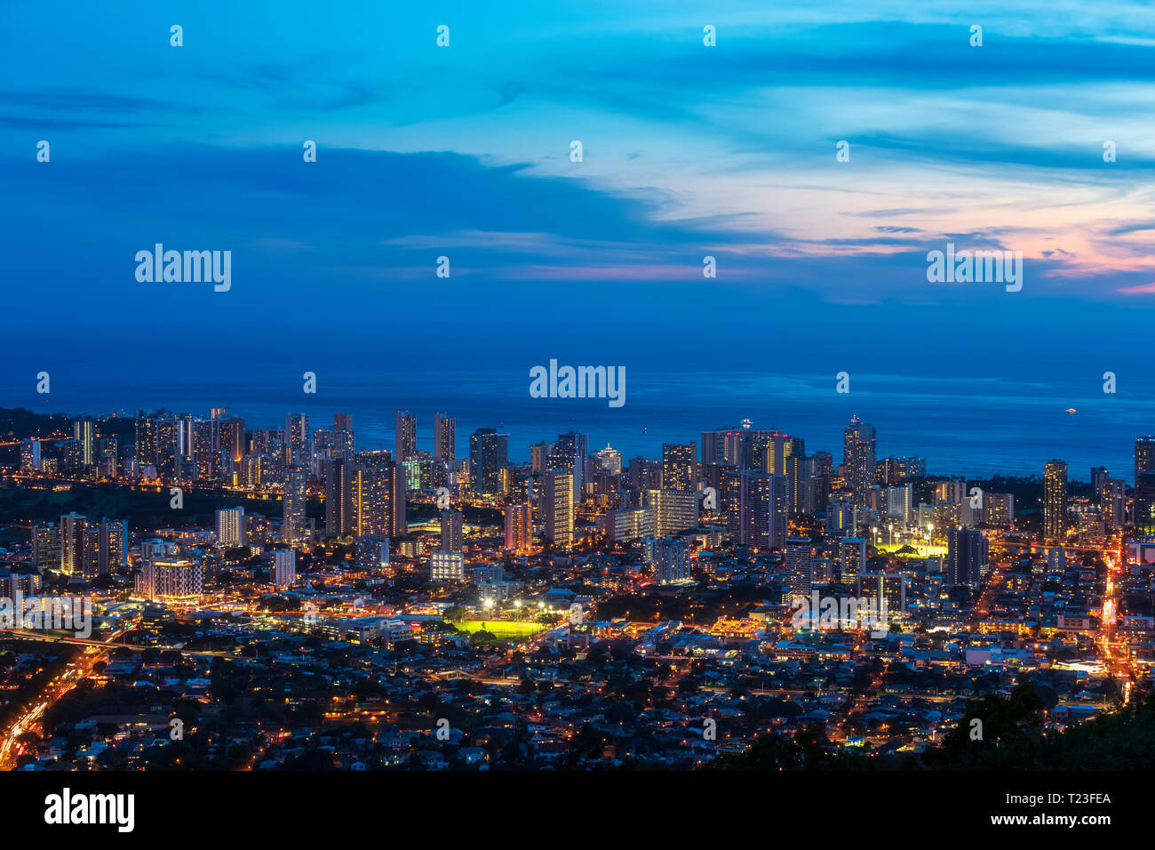 USA, Hawaii, Oahu, Pazifik, Skyline von Honolulu, Blaue Stunde nach Sonnenuntergang Stockfoto