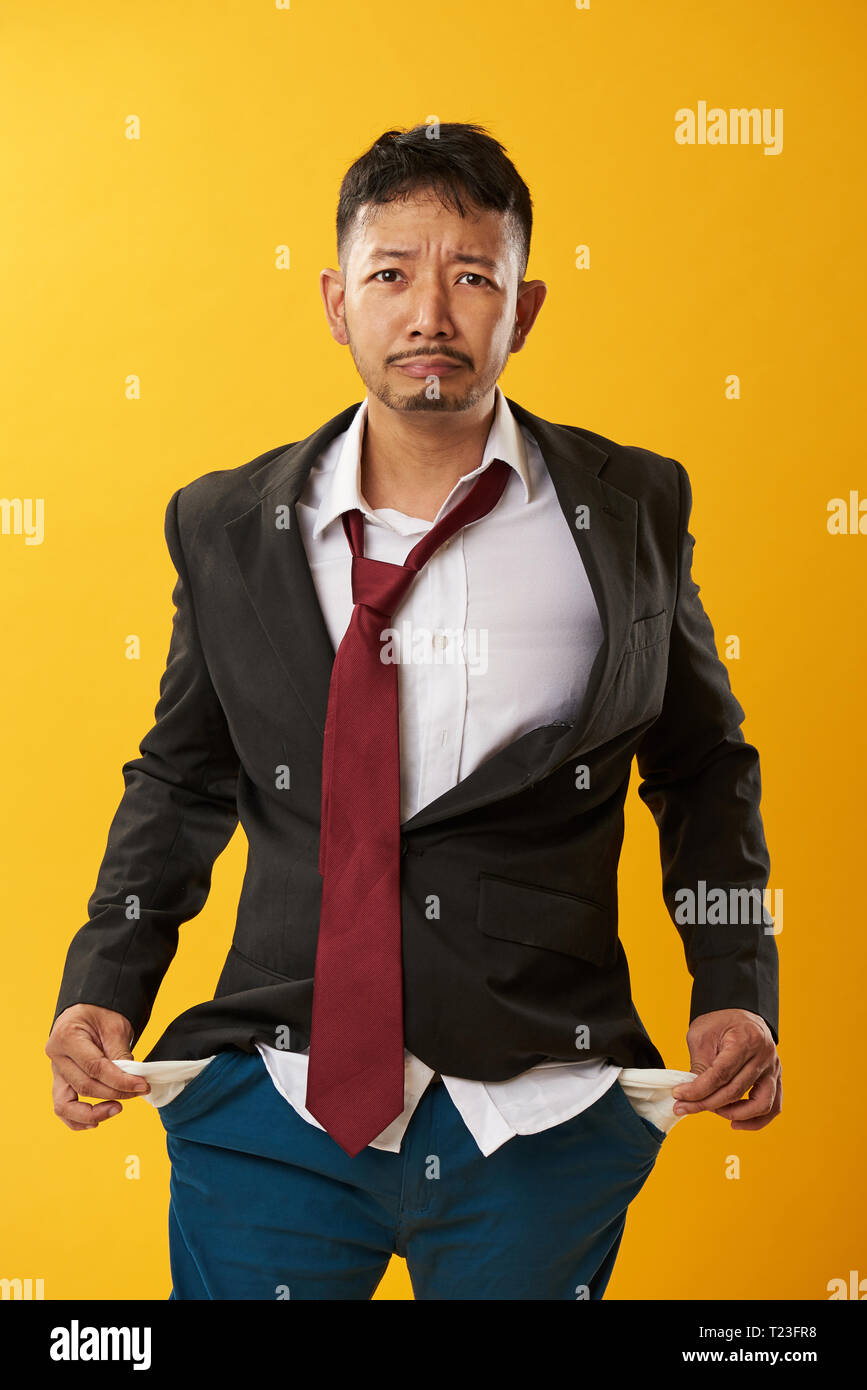 Brach asiatische junge Mann leere Hosen Taschen Stockfoto