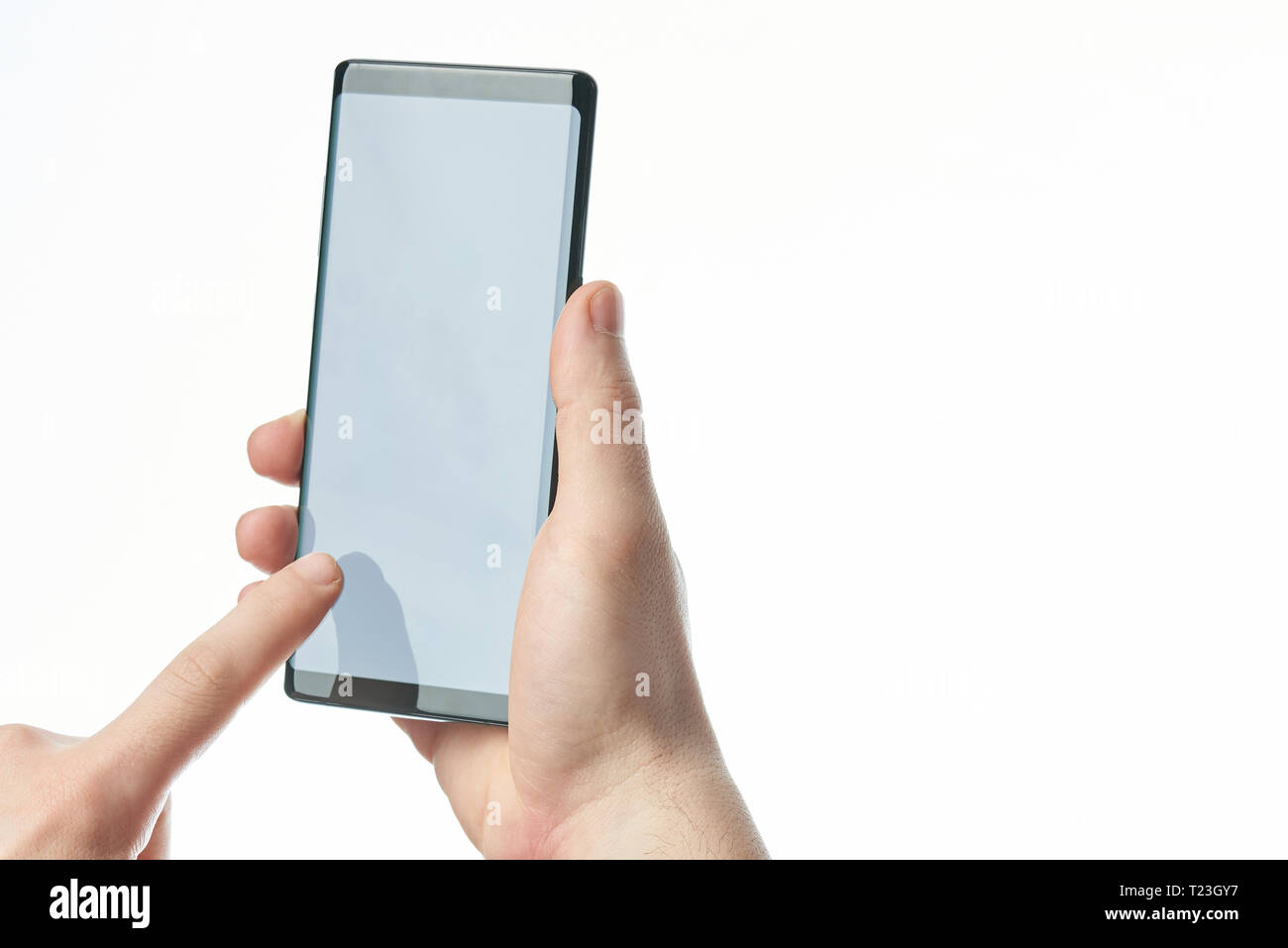 Großbild-Smartphone in der Hand auf weißem Hintergrund Stockfoto