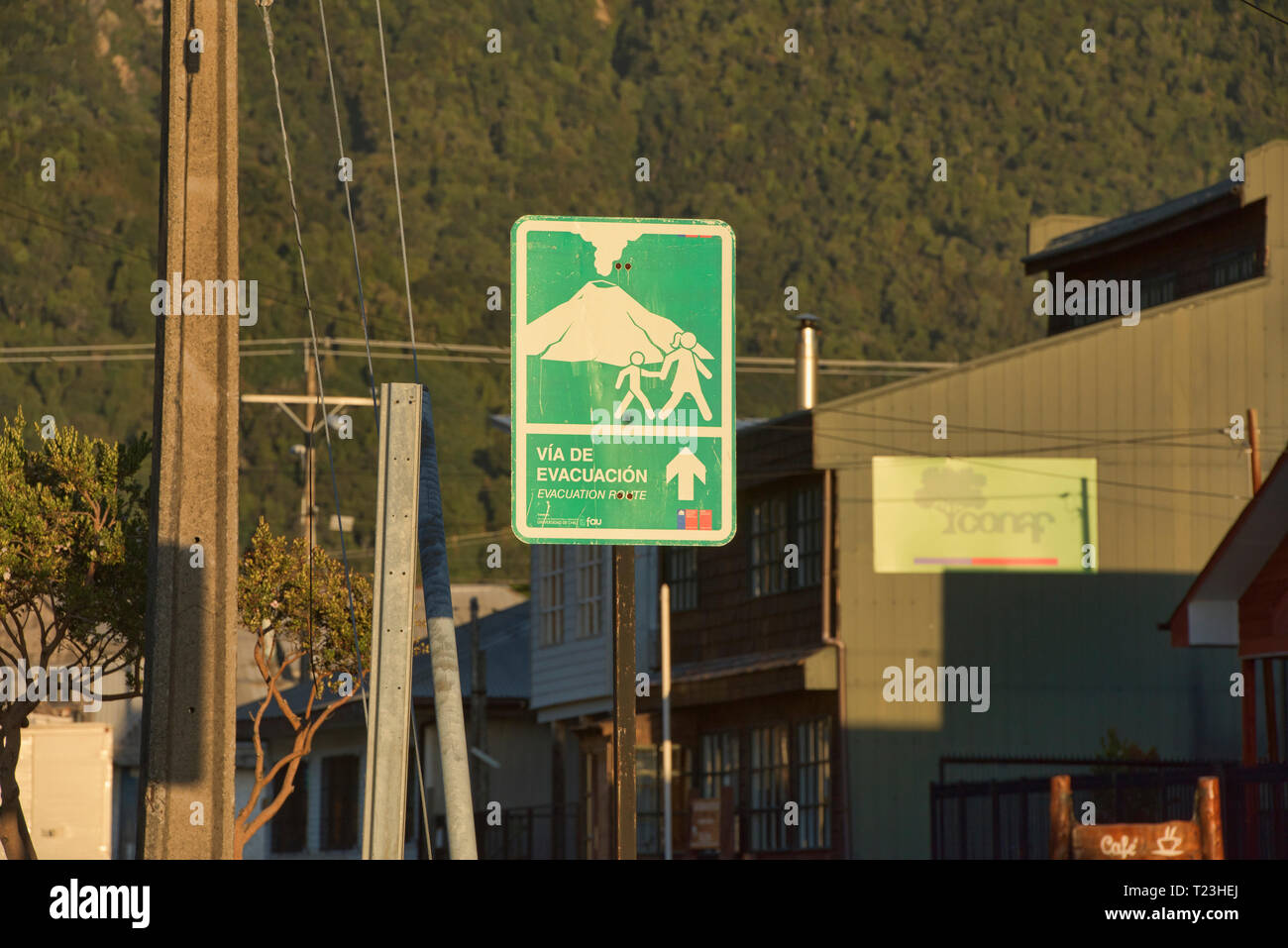 Fluchtweg Schild nach Chaitén Vulkanausbruch, Chaitén, Patagonien, Chile Stockfoto