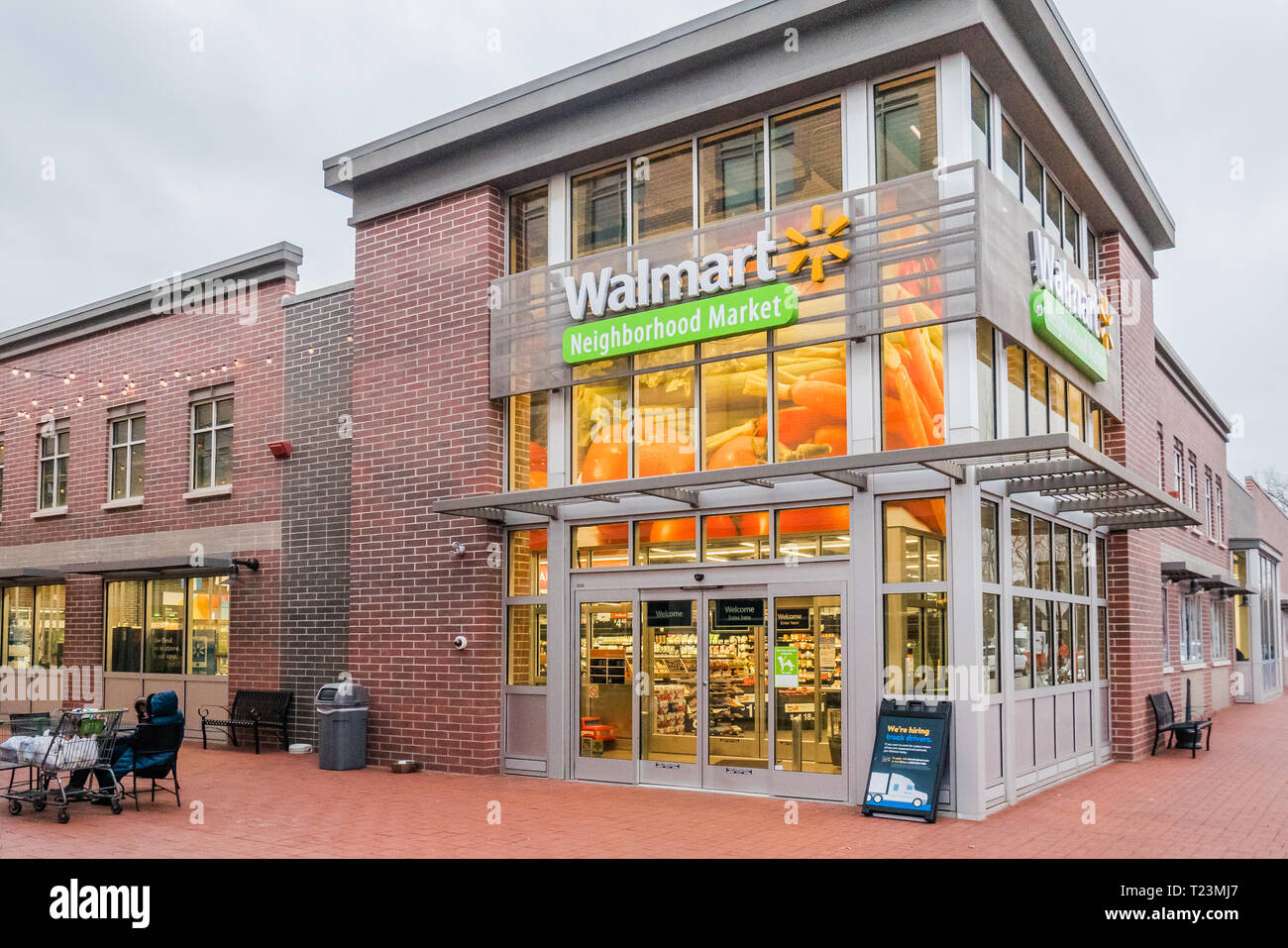 Eingang Zu Einem Walmart Nachbarschaft Markt In Bentonville Ar Der Heimatstadt Des Walmart Corporation Hauptsitz Stockfotografie Alamy