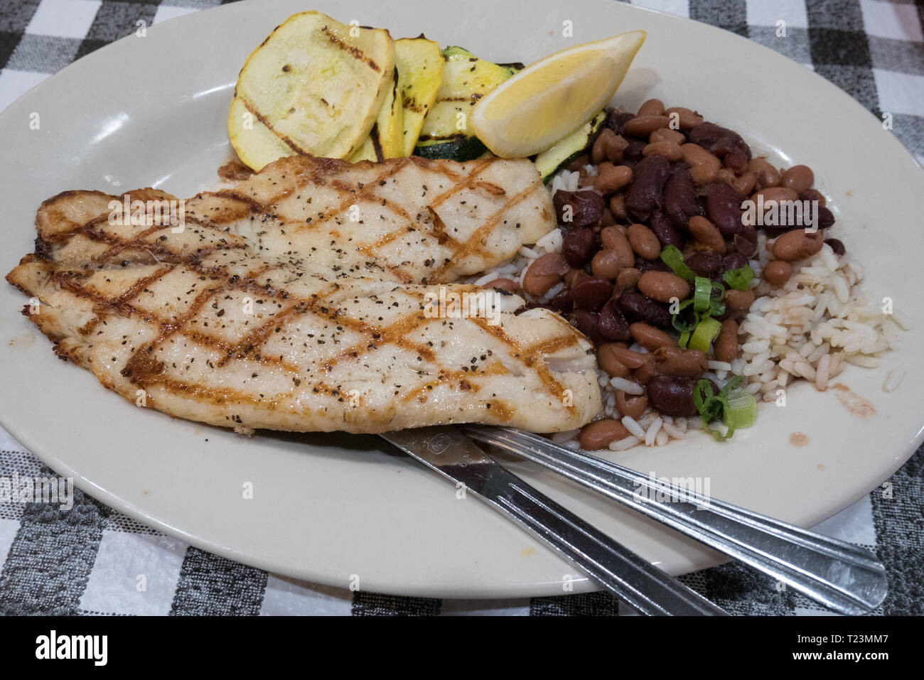 Gegrillte tilapia mit Nieren und pinto Bohnen High Protein gesunden Abendessen Stockfoto