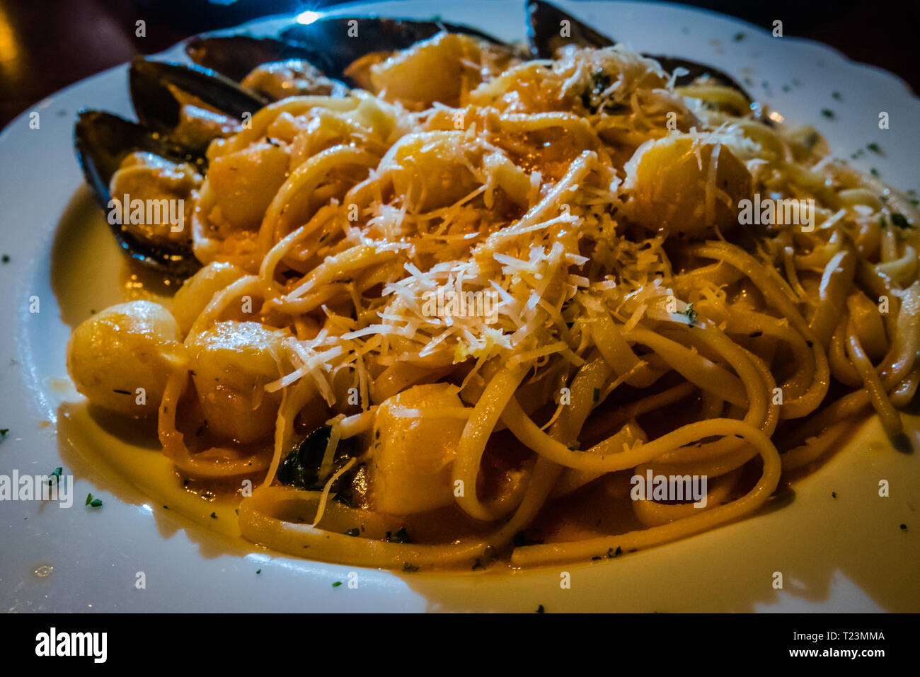 Meeresfrüchte Linguine mit Garnelen Jakobsmuscheln Muscheln in ein amerikanisches Italienisches Restaurant serviert Stockfoto
