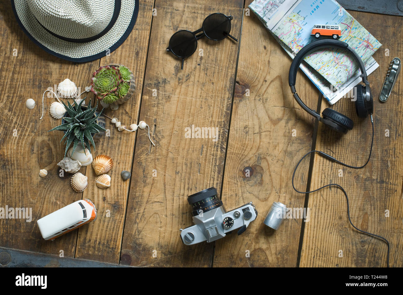 Reise Zubehör auf hölzernen Hintergrund Stockfoto