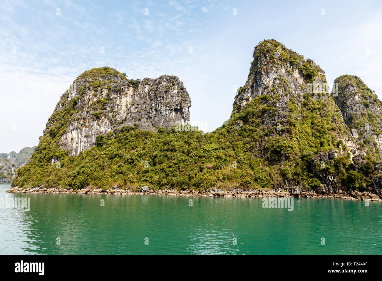 Halong Bucht (Ha Long Bay) im Norden von Vietnam. Tag Zeit. Stockfoto