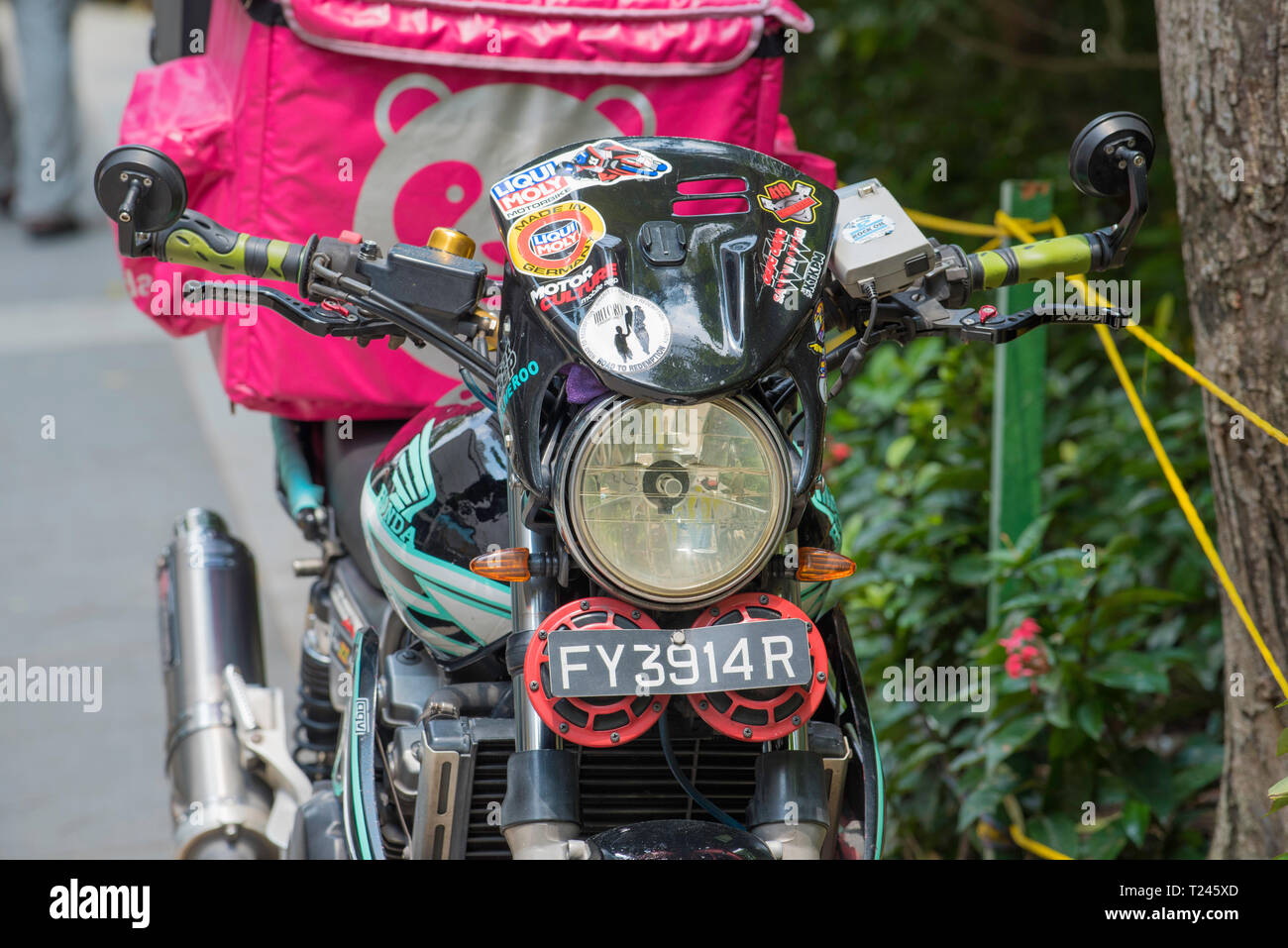 Ein Honda Motorrad Kurier Fahrrad mit einem Essen Panda zurück tragen auf der Rückseite, in der Orchard Road geparkt montiert, Singapur Stockfoto