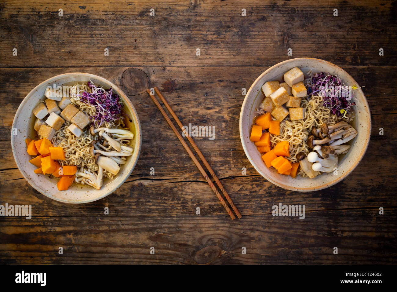 Miso Ramen Suppe mit Nudeln, rote Radieschen Sprossen, Kürbis, gebratenem Tofu, shimeji und König Trompete Pilz Stockfoto