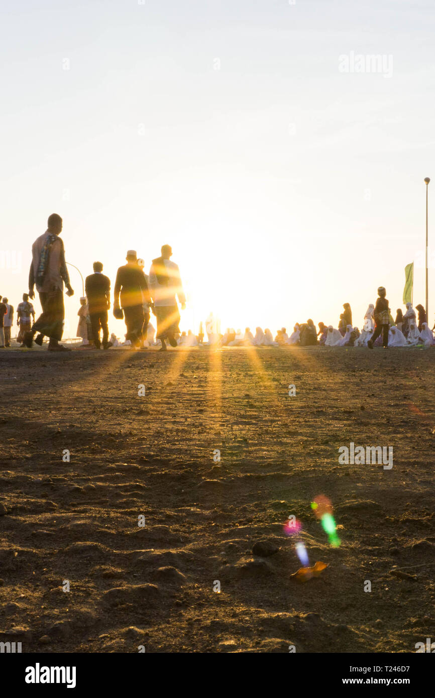 Leute gehen zu Hafen sholat morgens um Eid Mubarak Tag zu tun. Stockfoto