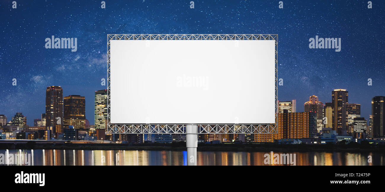 Leeres Plakat für Werbung, Night city mit Sternenhimmel Hintergründe Stockfoto