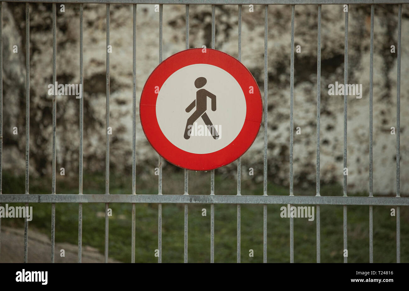 Verbotsschild für Fußgänger auf Metall Zaun Stockfoto