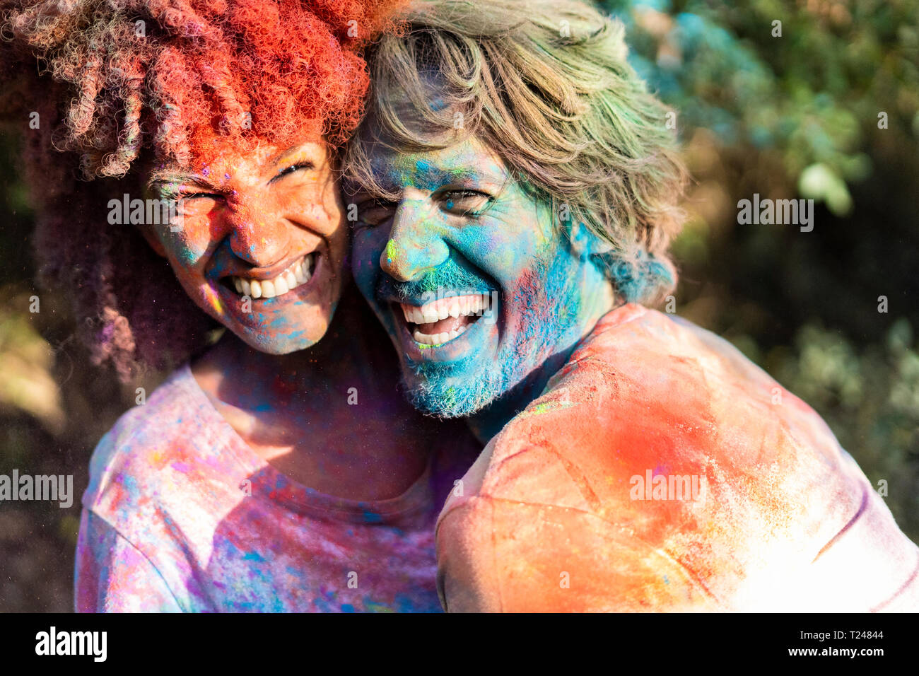 Glückliches Paar feiern Holi Festival. Festival der Farben Stockfoto