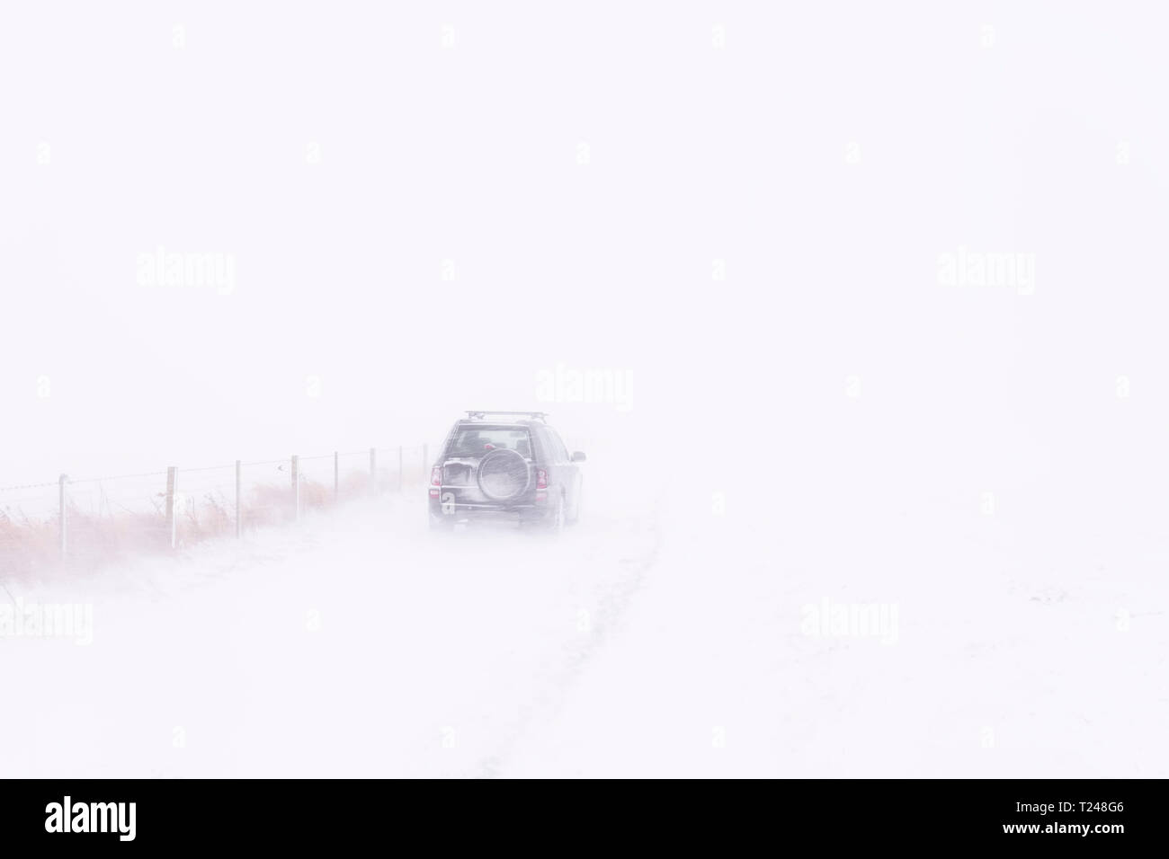 Großbritannien, Schottland, East Lothian, North Berwick, Schneeverwehungen, Off Road Fahrzeug im winter storm Stockfoto