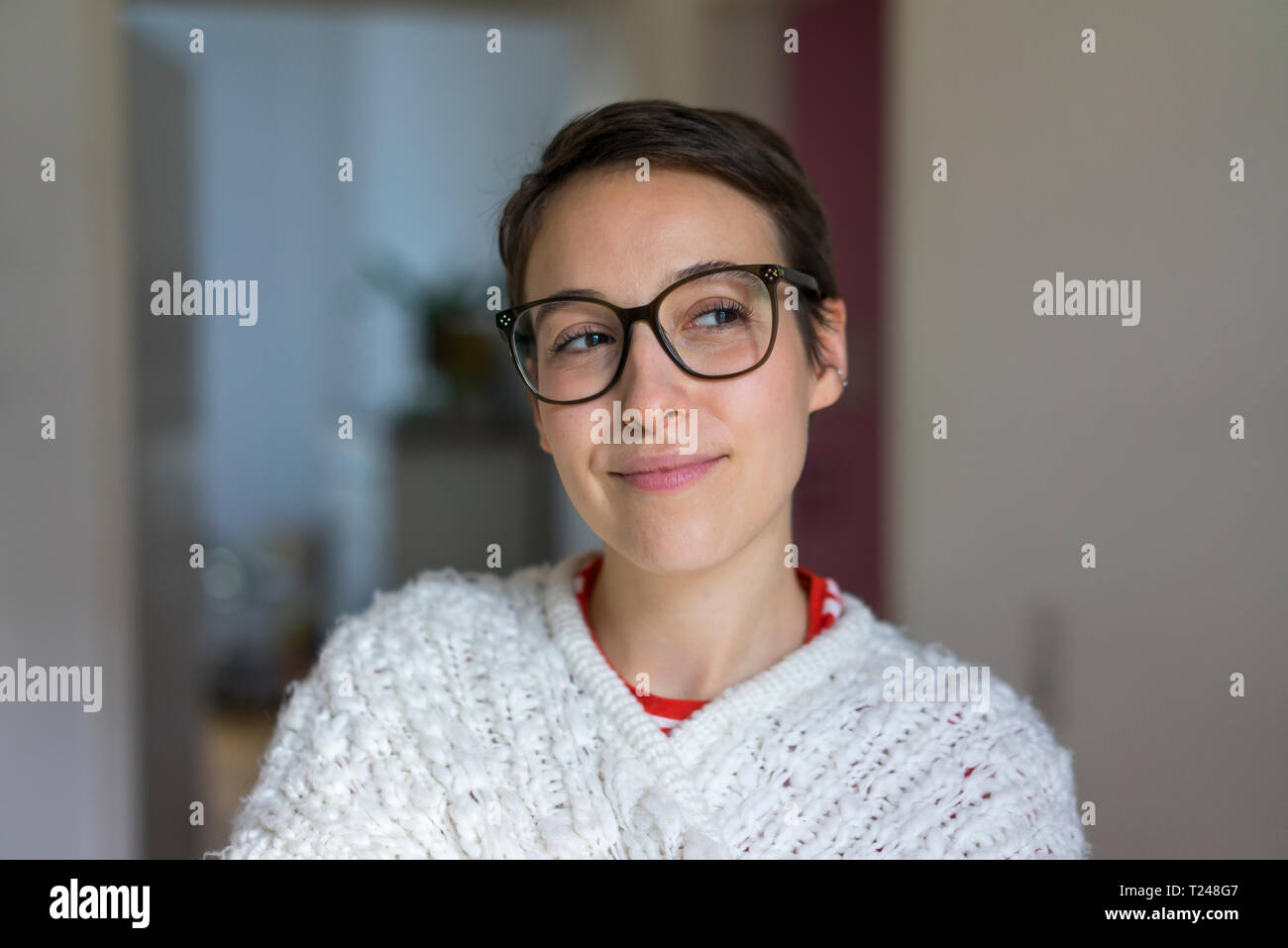 Porträt eines lächelnden jungen Frau mit kurzen Haaren, Brille Stockfoto