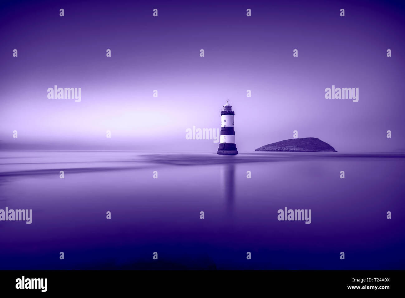 Trywn Du Leuchtturm (Penmon Leuchtturm), mit Puffin Insel im Hintergrund, Dinmor Punkt, Penmon, Anglesey, Wales, UK. Stockfoto