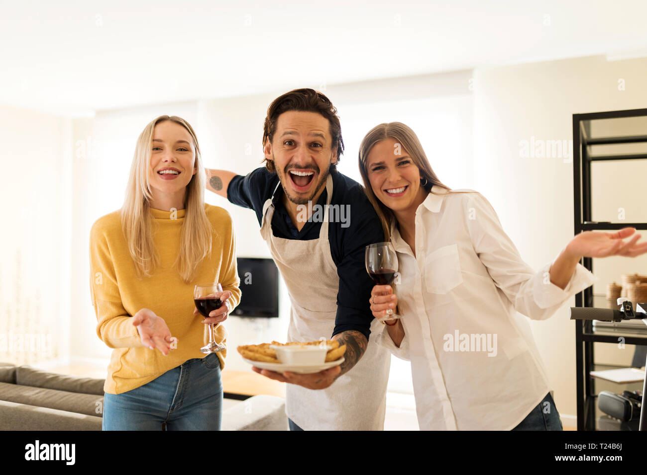 Freunde begrüßen Freunde für Mittagessen Stockfoto