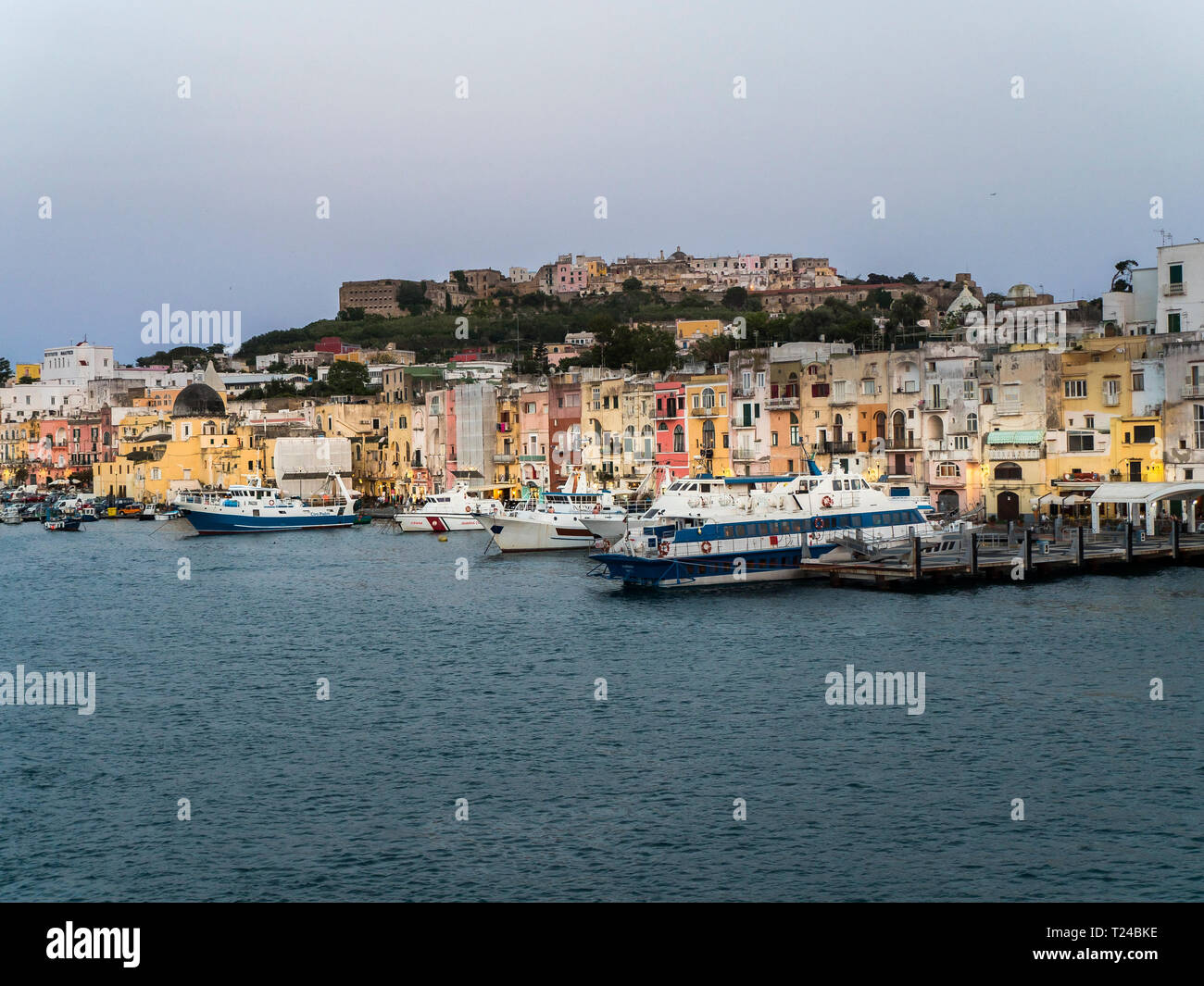 Italien, Kampanien, Neapel, Golf von Neapel Insel Procida, Marina di Sancio Cattolico im Morgenlicht Stockfoto