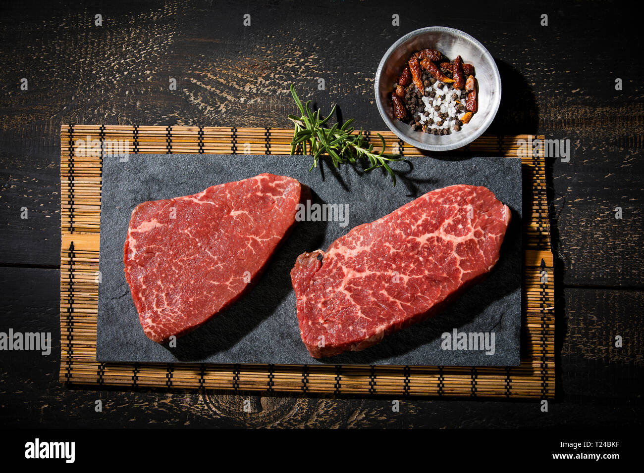 Raw Beefsteaks und Gewürze Stockfoto
