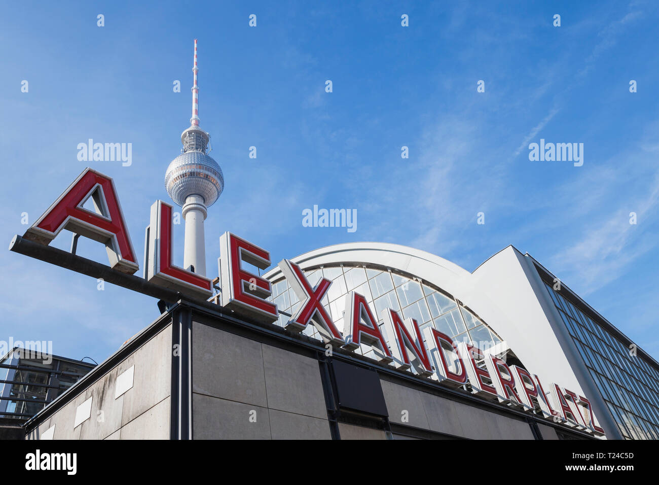 Deutschland, Berlin, Alexanderplatz, Bahnhof mit Fernsehturm im Hintergrund Stockfoto