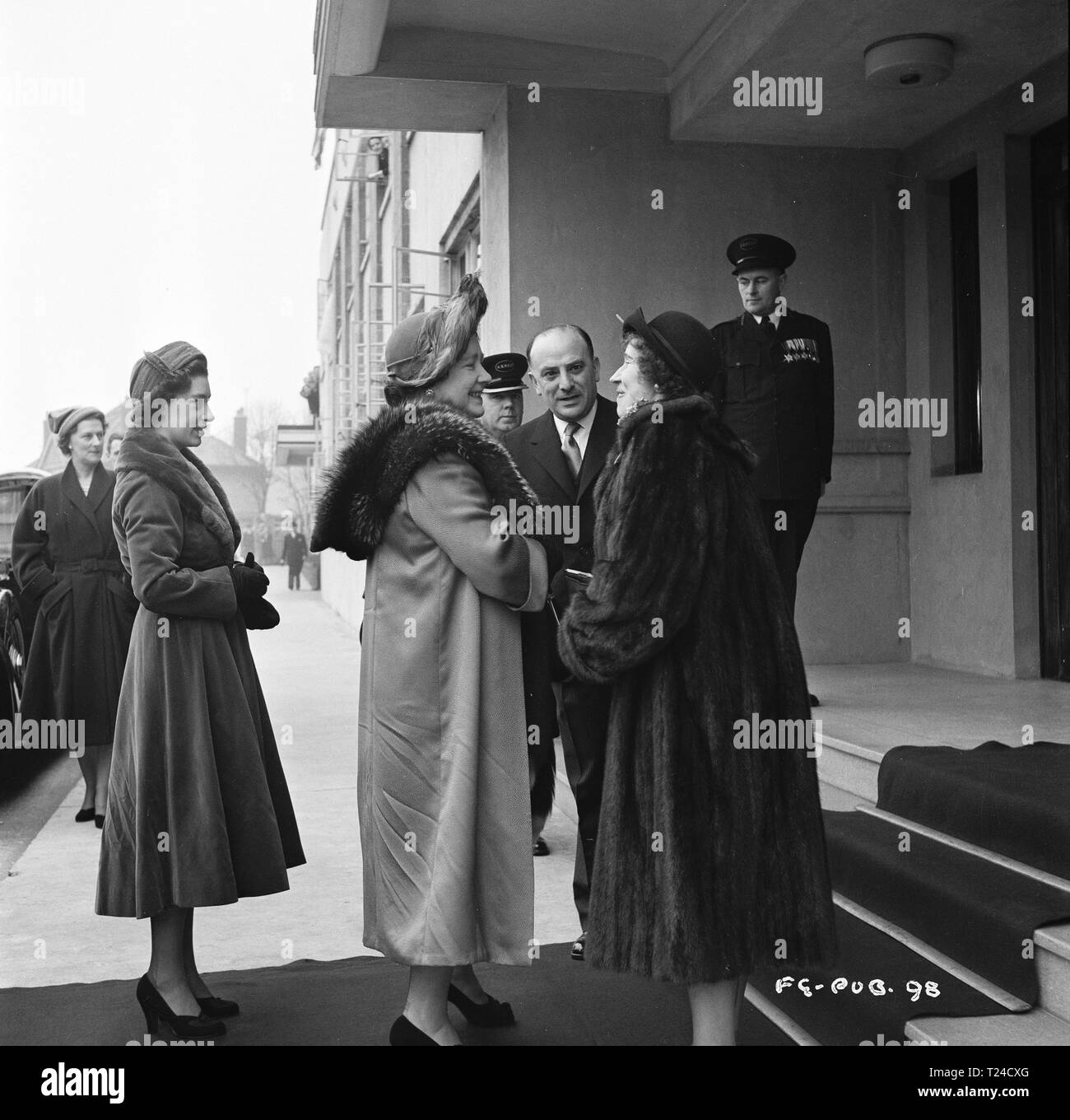 Queen Elizabeth (später die Königin Mutter) und Prinzessin Margaret auf dem Satz der Magic Box an der Ealing Studios 1951 Datum: 1951 Stockfoto
