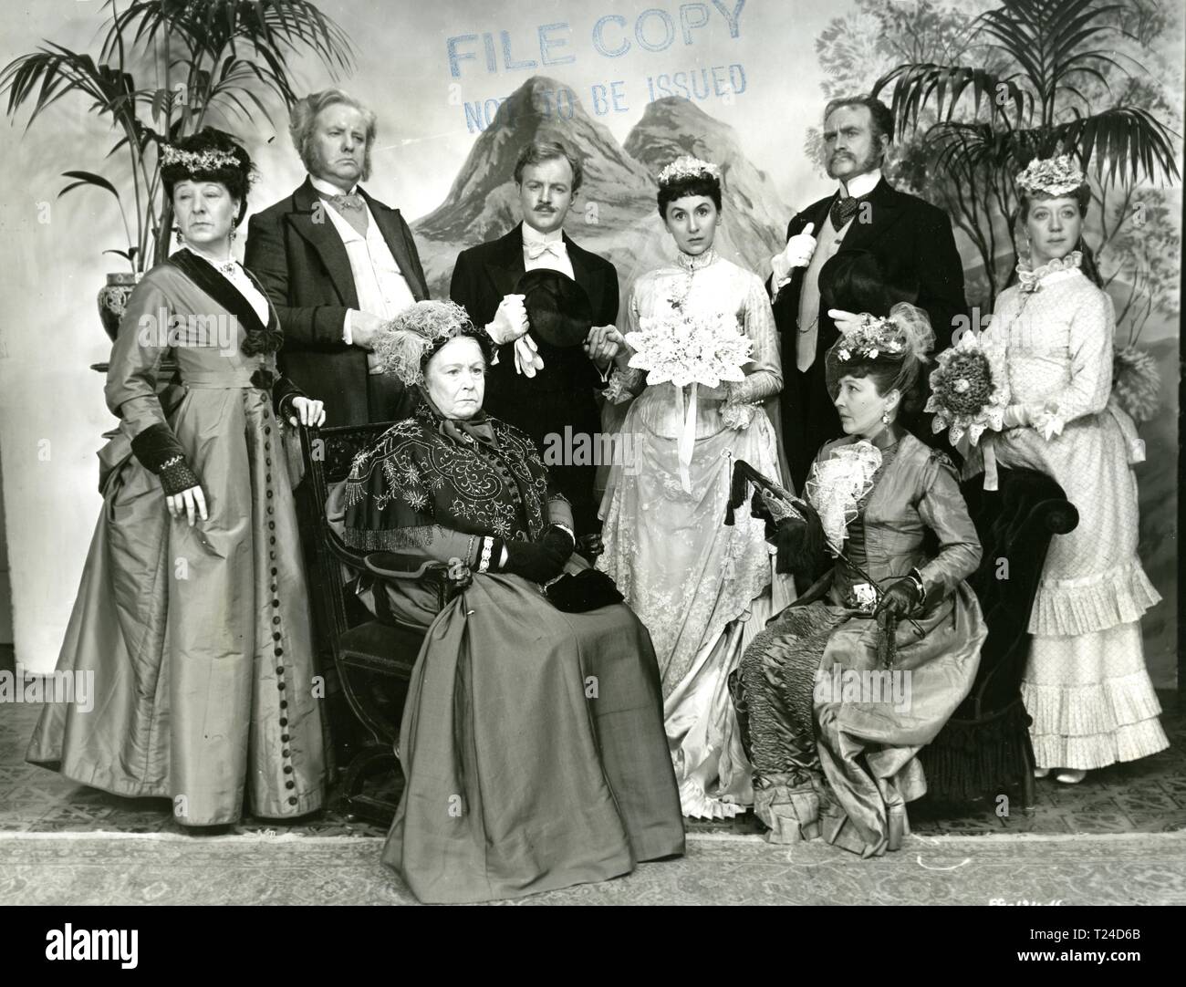 Die Magic Box (1952) Hintere Reihe: everley Gregg, Frank Pettingell, Peter Reynolds, Marianne Stein, Maurice Colbourne, Ann Lancaster, vordere Reihe: Amy Veness, Kathleen Harrison, Datum: 1952 Stockfoto