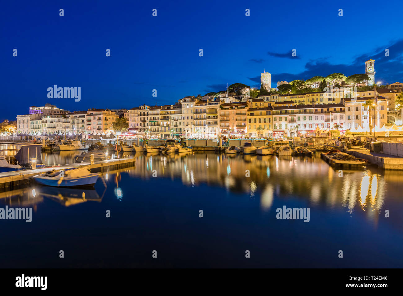 Frankreich, Provence-Alpes-Cote d'Azur, Cannes, Le Suquet, Altstadt, Hafen am Abend Stockfoto