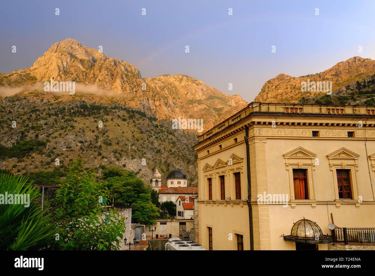 Montenegro, Kotor, abendliche Stimmung mit Kirche Sveti Marija Koledata, Berge Derinski Vrh und Volujak Stockfoto