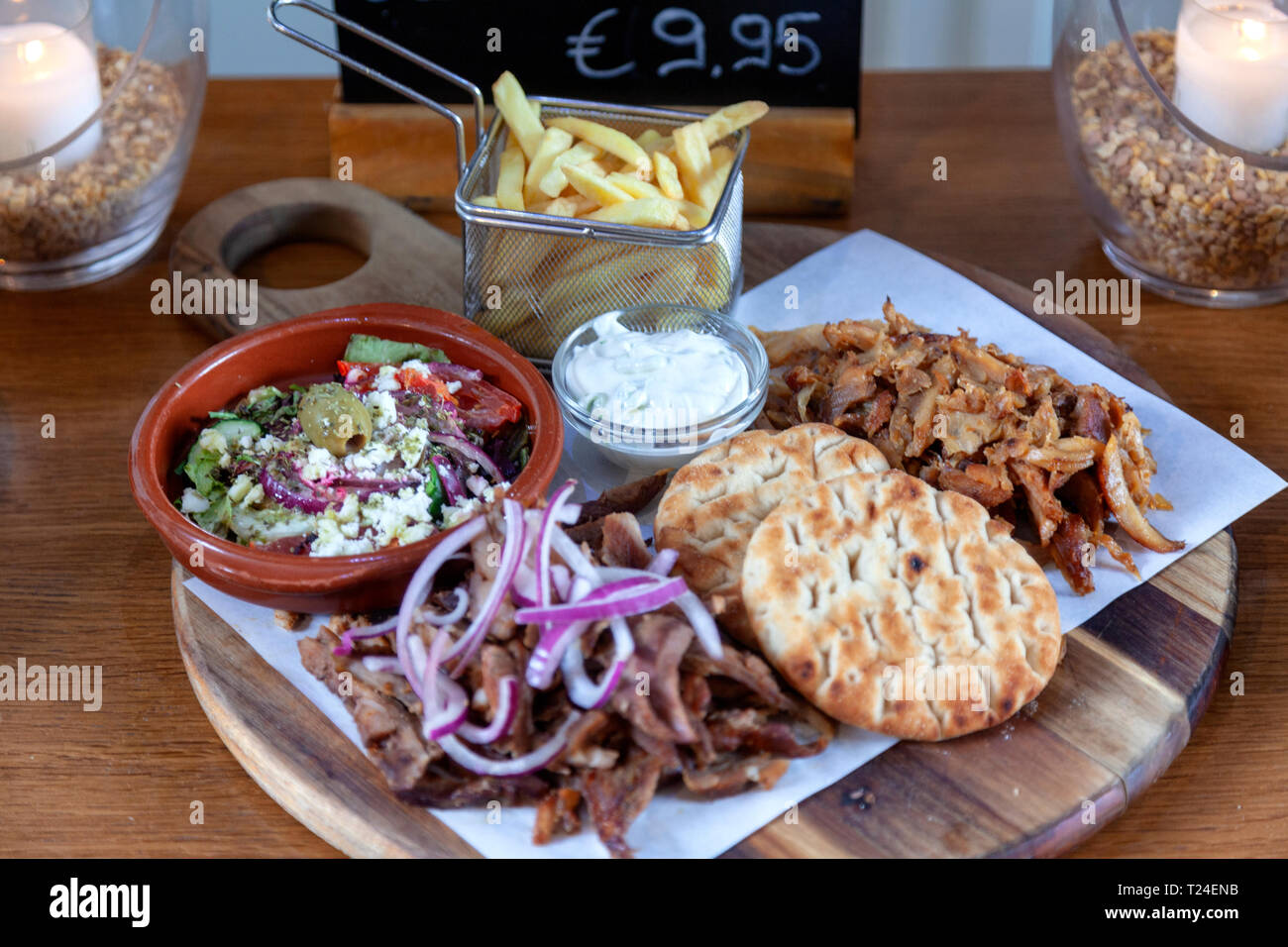 Griechische Speisen, Aufschnitt, Gyros, Salat, Kartoffeln Stockfoto