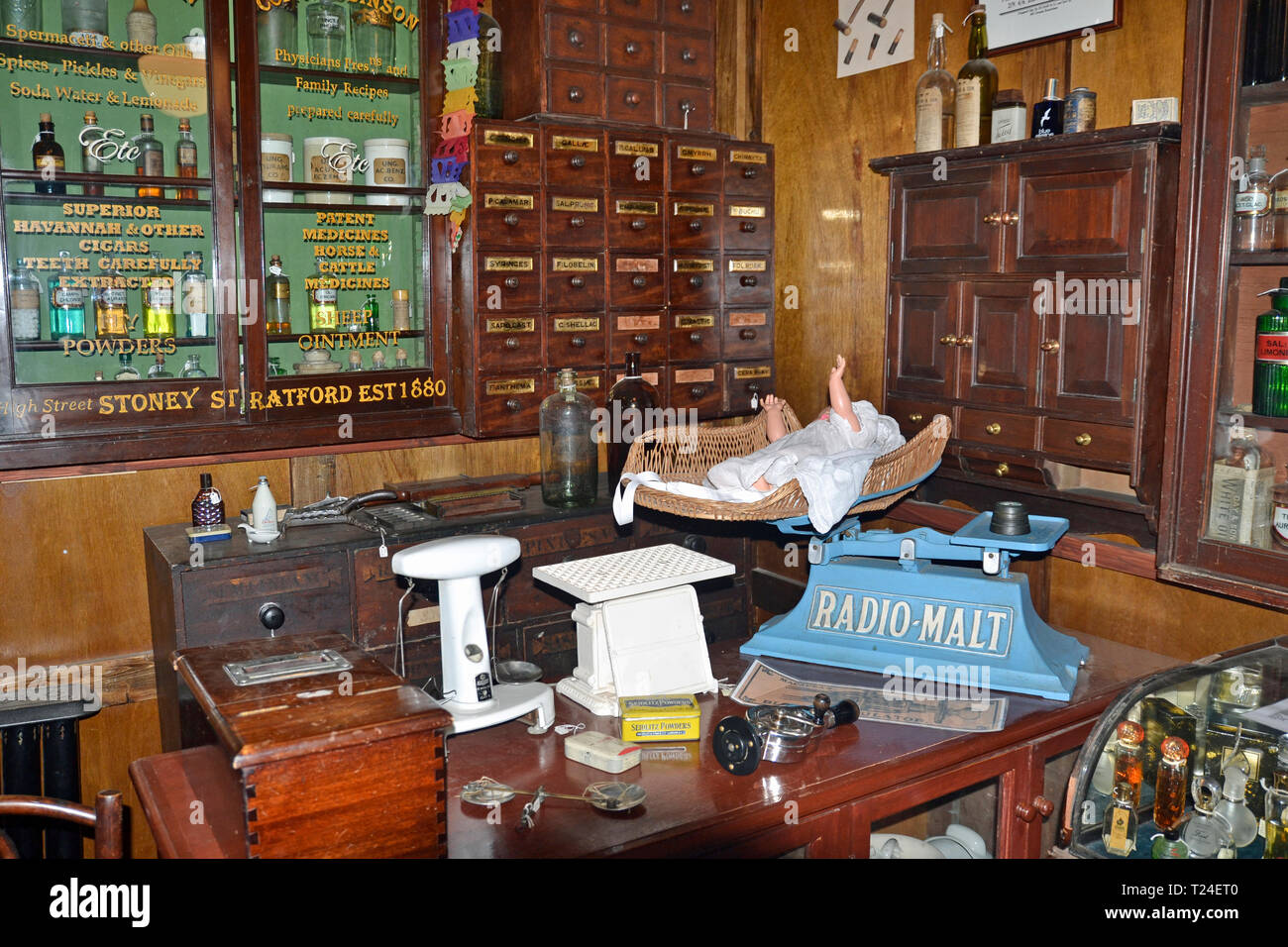 Die Apotheke im viktorianischen Dorf. Milton Keynes Museum, Wolverton und Greenleys, Milton Keynes, Buckinghamshire, Großbritannien Stockfoto