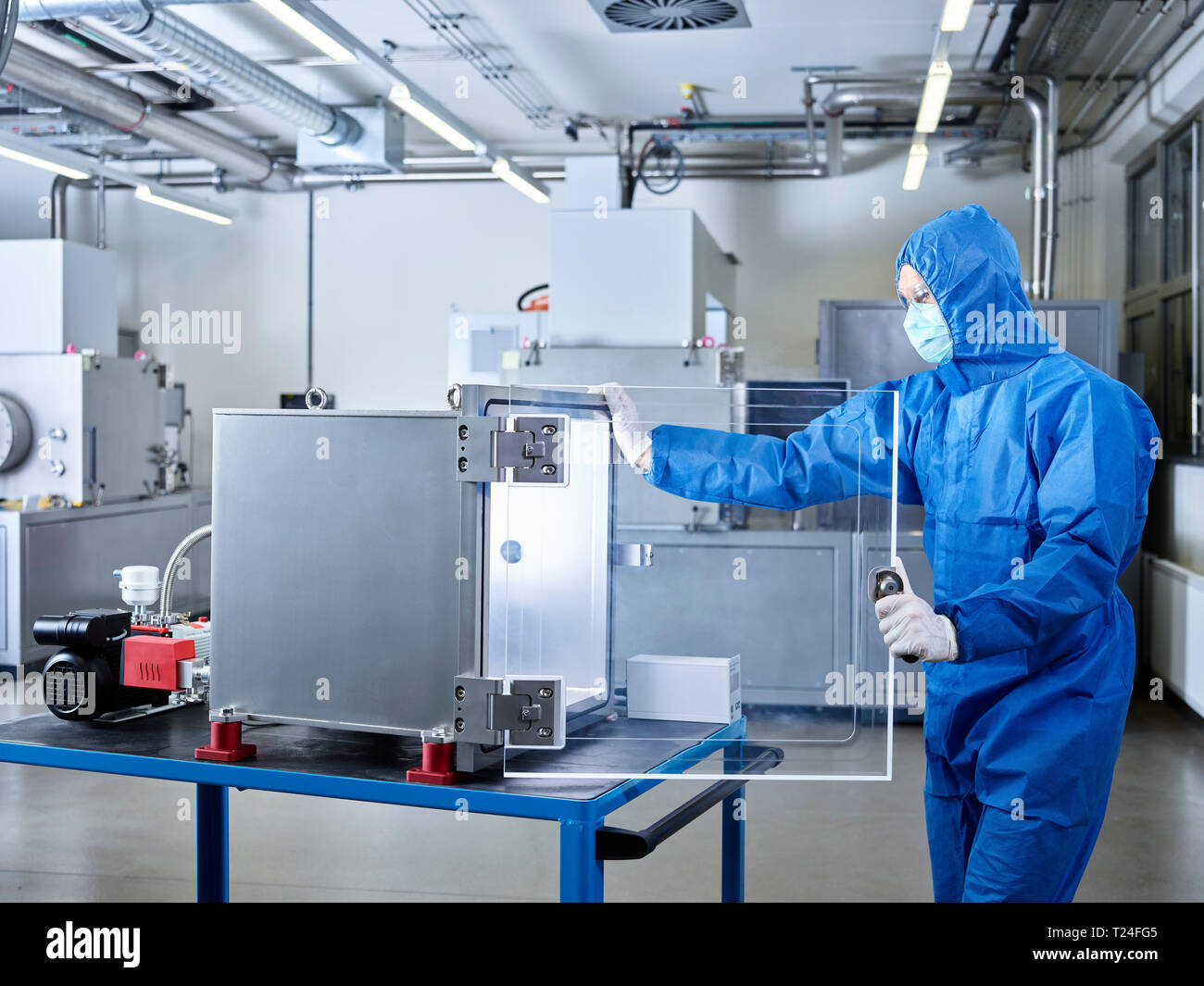 Chemiker arbeitet in der industriellen Labor Reinraum Stockfoto