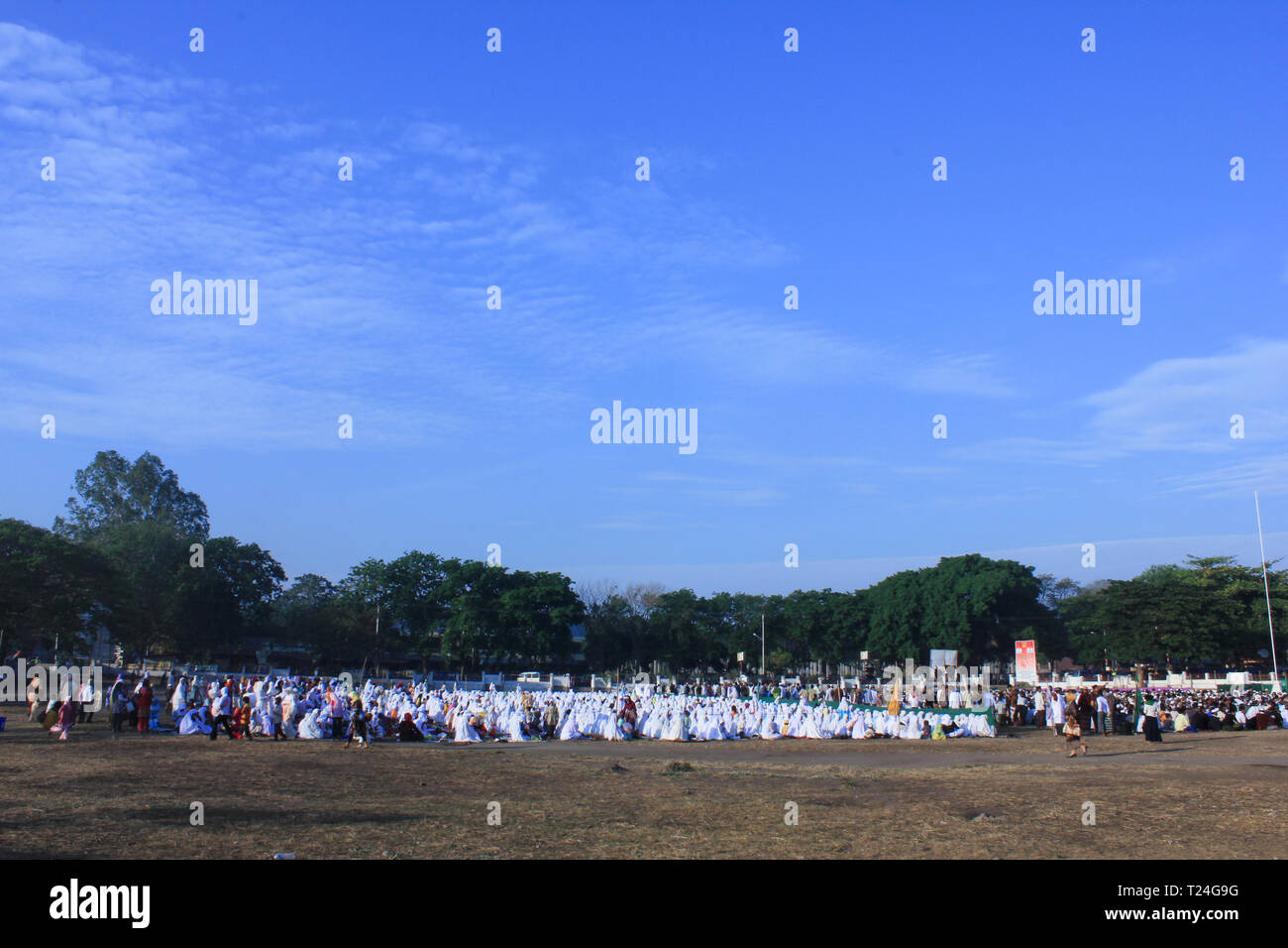 MAUMERE, FLORES/INDONESIEN - 31. AUGUST 2011: Maumere Moslemischen zusammen beten auf Eid Mubarak. Die Menschen in der Maumere Flores sehr nett und kümmern sich um die Vielfalt. T Stockfoto