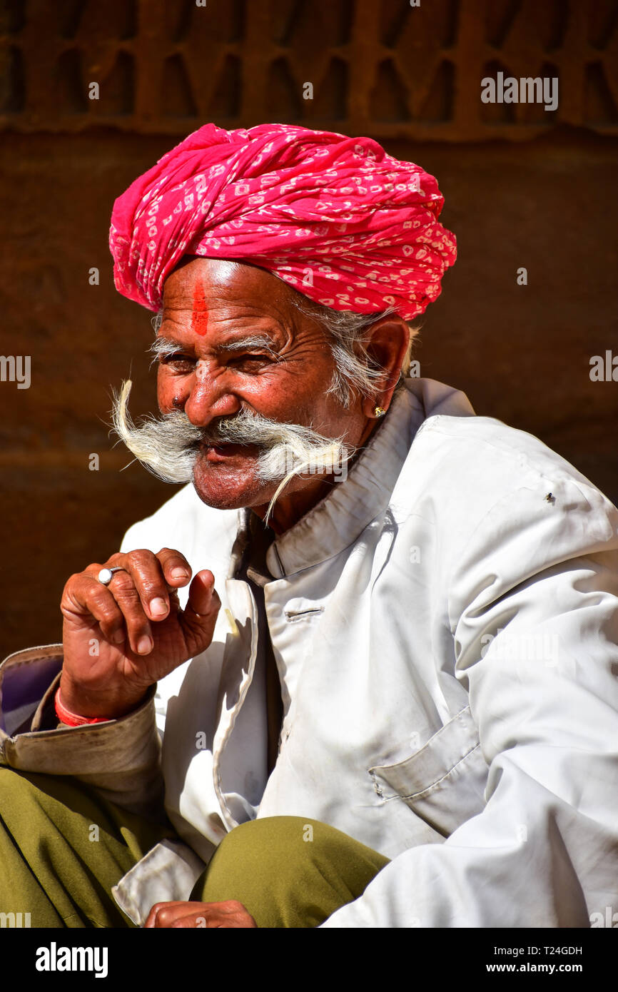 Alte indische Mann mit Bart und Turban, Jaisalmer Fort, Jaisalmer, Rajasthan, Indien Stockfoto