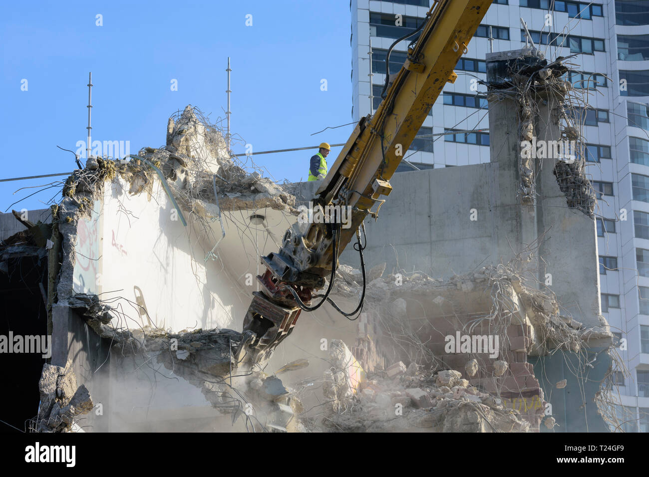 Abriss des Gebäudes (ehemaliges Kino) mit Schalter, Arbeiter Stockfoto