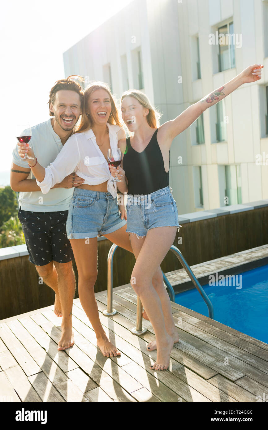 Freunde Spaß an einem Pool auf dem Dach, trinken Rotwein Stockfoto