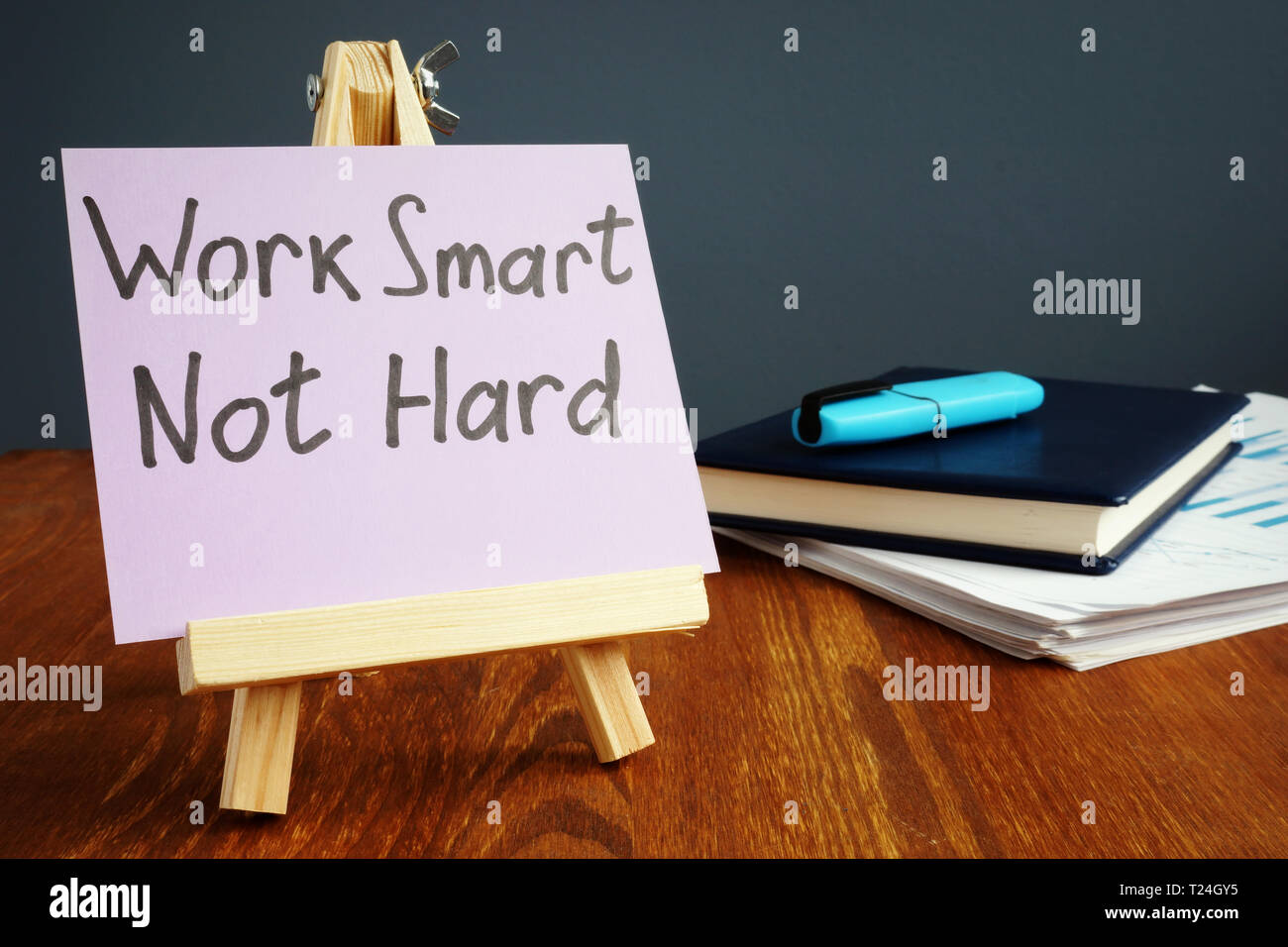 Arbeiten Sie smart nicht schwer motivation Angebot für Stück Papier geschrieben. Stockfoto